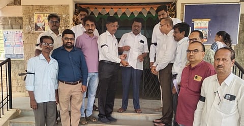 ಸವದತ್ತಿ ತಾಲೂಕು ಕೆಮಿಸ್ಟ್ ಮತ್ತು ಡ್ರಗ್ಗಿಸ್ಟ್ ಅಸೋಸಿಯೇಷನ್ ಸದಸ್ಯರು ಗ್ರೇಡ್-2 ತಹಸೀಲ್ದಾರ ಎಂ.ಎನ್.ಮಠದಗೆ ಮನವಿ ಸಲ್ಲಿಸಿದರು. ಮಹೇಶ ಮುಂಗರವಾಡಿ, ಶಂಕರ ಬೋನಗೇರಿ, ಅಮರೇಶ್ವರ ನಾವದಗಿ ಇತರರಿದ್ದರು.