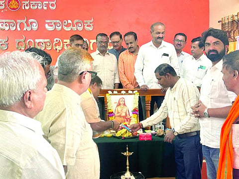 ಸವದತ್ತಿ ತಹಸೀಲ್ದಾರ್ ಕಚೇರಿಯಲ್ಲಿ ಮಲ್ಲಿಕಾರ್ಜುನ ಹೆಗ್ಗಣ್ಣವರ ಶಂಕರಾಚಾರ್ಯರ ಜಯಂತಿ ಅಂಗವಾಗಿ ಭಾವಚಿತ್ರಕ್ಕೆ ಪೂಜೆ ಸಲ್ಲಿಸಿದರು. ಉದ್ಯಮಿ ಅಶ್ವತ್ಥ ವೈದ್ಯ, ಗಿರೀಶ ಮನೋಳಿ, ಹಣಮಂತ ಟಕ್ಕಳಕಿ, ಶೇಷಗಿರಿ ಜೋಶಿ ಇತರರಿದ್ದರು.