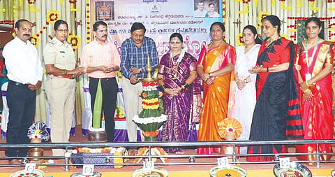ಸಿದ್ದಾಪುರದ  ಶಂಕರಮಠದಲ್ಲಿ ನಡೆದ ಮಹಿಳಾ ವಿಚಾರಗೋಷ್ಠಿ ಮತ್ತು ಸಮಾವೇಶವನ್ನು ಎಂ.ಆರ್.ಕುಲಕರ್ಣಿ ಉದ್ಘಾಟಿಸಿದರು. ಚಂದ್ರಕಲಾ ನಾಯ್ಕ, ದಿನೇಶ ಎಂ, ಗೀತಾ ಸಿರ್ಸಿಕರ್, ವತ್ಸಲಾ ಹೆಗಡೆ, ಲಕ್ಞ್ಮೀರಾಜು, ಡಾ. ರಶಿಮಿ ಹಿರೇಮಠ, ಗಿರೀಶ ಜಿ.ಪಿ. ಇತರರಿದ್ದರು.