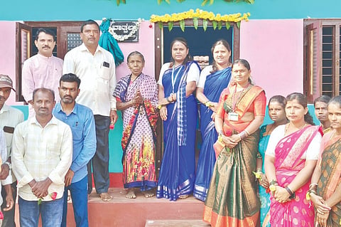 ತಡಗಳಲೆಯಲ್ಲಿಧರ್ಮಸ್ಥಳ ಗ್ರಾಮಾಭಿವೃದ್ಧಿ ಯೋಜನೆಯಿಂದ ಲಾನುಭವಿ ಹೇಮಾವತಿ ಅವರಿಗೆ ವಾತ್ಸಲ್ಯ ಯೋಜನೆಯಡಿ ಮನೆಯನ್ನು ಯೋಜನೆಯ ಜಿಲ್ಲಾ ನಿರ್ದೇಶಕ ದಿನೇಶ್​ ಹಸ್ತಾಂತರಿಸಿದರು. ಚಂದ್ರಪ್ಪ, ಕೃಷ್ಣಪ್ಪ, ಸುಜಾತಾ ಸೈದೂರು, ಸುರೇಶ್​, ಶಾರದಾ ಗೌರಮ್ಮ ಇತರರಿದ್ದರು.
