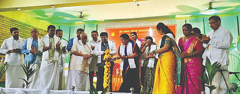ಸಾಗರದಲ್ಲಿ ನಡೆದ ಅಖಿಲ ಹವ್ಯಕ ಮಹಾಸಭಾದ ಮಹಿಳಾ ವೇದಿಕೆಯನ್ನು ಡಾ. ವಿಜಯಲಕ್ಷಿ$್ಮ ಹೆಗಡೆ ಕಂಪ್ಲಿ ಉದ್ಘಾಟಿಸಿದರು. ಡಾ. ಗಿರಿಧರ ಕಜೆ ಮತ್ತಿತರರಿದ್ದರು. 