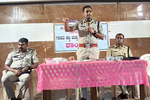 ಸಾಗರದಲ್ಲಿ ಆಯೋಜಿಸಿದ್ದ ಶಾಂತಿಸಭೆಯಲ್ಲಿ ಎಸ್ಪಿ ಬಿ.ನಿಖಿಲ್ ಮಾತನಾಡಿದರು. ಡಾ. ಬೆನಕಪ್ರಸಾದ್, ಸಂತೋಷ್‌ಕುಮಾರ್ ಶೆಟ್ಟಿ ಇದ್ದರು.
