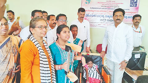 ಶಿರಸಿಯ ಕ್ಷೇತ್ರ ಶಿಕ್ಷಣಾಧಿಕಾರಿ ಕಾರ್ಯಾಲಯದಲ್ಲಿ ದೈಹಿಕ ಸಮಸ್ಯೆ ಉಳ್ಳ ವಿದ್ಯಾರ್ಥಿಗಳಿಗೆ ಶಿಕ್ಷಣ ಇಲಾಖೆ  ನೀಡುವ ಉಪಕರಣಗಳನ್ನು ಶಾಸಕ ಭೀಮಣ್ಣ ನಾಯ್ಕ ಸಲಕರಣೆ ವಿತರಿಸಿದರು. ನಾಗರಾಜ ನಾಯ್ಕ, ದೇವರಾಜ ಮರಾಠೆ ಇತರರಿದ್ದರು.