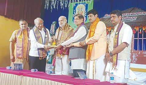 ಅಖಿಲ ಹವ್ಯಕ ಮಹಾ ಸಭಾದ ಸಂಸ್ಕಾರೋತ್ಸವಕ್ಕೆ ಶಾಸಕ ಶಿವರಾಮ ಹೆಬ್ಬಾರ್ ಚಾಲನೆ ನೀಡಿದರು. ಆರ್.ಎಂ. ಹೆಗಡೆ ಬಾಳೇಸರ, ಪ್ರಶಾಂತ ಭಟ್ಟ ಮಲವಳ್ಳಿ, ಶಶಾಂಕ ಹೆಗಡೆ ಶೀಗೇಹಳ್ಳಿ, ಡಿ.ಪಿ.ಹೆಗಡೆ ಇತರರಿದ್ದರು.