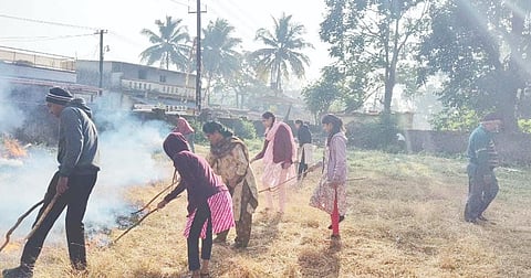 ಶಿರಸಿ ಮಿನಿ ವಿಧಾನಸೌಧದ ಆವರಣವನ್ನು ಸಿಬ್ಬಂದಿ ಸ್ವಚ್ಛಗೊಳಿಸುತ್ತಿರುವುದು.