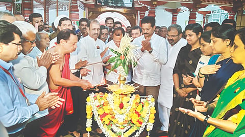 ಶಿರಸಿ ಮಾರಿಕಾಂಬಾ ದೇವಿ ಜಾತ್ರಾ ದಿನಾಂಕ ಘೋಷಣೆ ಮಾಡಿದ ಬಳಿಕ ದೀಪ ಬೆಳಗಲಾಯಿತು. ಶಾಸಕ ಭೀಮಣ್ಣ ನಾಯ್ಕ, ಎಸಿ ಕಾವ್ಯಾರಾಣಿ, ಉಪಾಧ್ಯಕ್ಷ ಸುದೇಶ ಜೋಗಳೇಕರ್, ಸುಧೀರ ಹಂದ್ರಾಳ ಇತರರಿದ್ದರು.