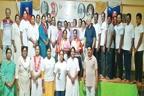 ಸೊರಬದ ಕಾನುಕೇರಿ ಮಠದಲ್ಲಿ ಆಯೋಜಿಸಿದ್ದ ಅಂತಾರಾಷ್ಟ್ರೀಯ ಯೋಗ ದಿನಾಚರಣೆಯಲ್ಲಿ ಯೋಗ ಶಿಕ್ಷಕಿ ರೇಖಾ ಶ್ರೀನಿವಾಸ ನಾವುಡ ಅವರನ್ನು ಸನ್ಮಾನಿಸಲಾಯಿತು. ಕೃಷ್ಣಮೂರ್ತಿ ಗುಡಿಗಾರ್, ನಿಜಗುಣ ಚಂದ್ರಶೇಖರ್, ಮಮತಾ, ಅರುಂಧತಿ ಇತರರಿದ್ದರು.