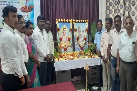 ಸೊರಬದಲ್ಲಿ ಆಯೋಜಿಸಿದ್ದ ಅಂಬಿಗರ ಚೌಡಯ್ಯ ಅವರ ಜಯಂತ್ಯುತ್ಸದಲ್ಲಿ ಮಂಜುಳಾ ಹೆಗಡಾಳ್, ಈರೇಶ್ ಮೇಸ್ತ್ರಿ, ಅರುಣ್‌ಕುಮಾರ್, ನಾಗರಾಜ ಎಲೆ, ಕೆ.ಜಿ.ಕುಮಾರ್ ಇತರರಿದ್ದರು.