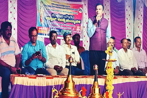 ಸೊರಬದ ಗುಂಡಶೆಟ್ಟಿಕೊಪ್ಪದಲ್ಲಿ ಆಯೋಜಿಸಿದ್ದ ಹೊನಲು ಬೆಳಕಿನ ಮ್ಯಾಟ್ ಕಬಡ್ಡಿ ಪಂದ್ಯಾವಳಿಯಲ್ಲಿ ಸಮಾಜ ಸೇವಕ ಡಾ. ಎಚ್.ಇ.ಜ್ಞಾನೇಶ್ ಮಾತನಾಡಿದರು. ತ್ಯಾಗರಾಜ್, ಕೆ.ನಿಂಗಪ್ಪ ಇತರರಿದ್ದರು.