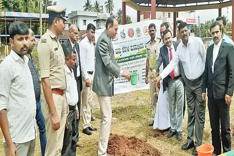 ಸೊರಬ ಗಾಂಧಿ ಪಾರ್ಕ್ ಆವರಣದಲ್ಲಿ ಆಯೋಜಿಸಿದ್ದ ವನಮಹೋತ್ಸವದಲ್ಲಿ ಸಿವಿಲ್ ನ್ಯಾಯಾಧೀಶ ಆರ್.ಚಂದ್ರಪ್ಪ ಹೊನ್ನೂರು ಸಸಿ ನೆಟ್ಟರು. ರಾಜು ಕೆ. ಶೇಡಬಾಳ್ಕರ್, ಕೆ.ಪುರಂದರ, ನವೀನ್‌ಕುಮಾರ್ ಇತರರಿದ್ದರು.