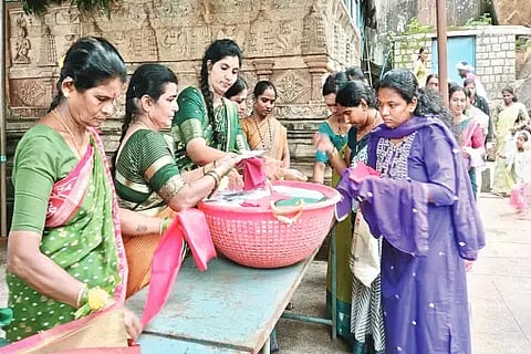 ಸೊರಬ ತಾಲೂಕಿನ ಚಂದ್ರಗುತ್ತಿ ಗ್ರಾಮದ ಶ್ರೀ ರೇಣುಕಾಂಬ ದೇವಸ್ಥಾನದಲ್ಲಿ ಮಹಿಳೆಯರಿಗೆ ಉಡಿ ತುಂಬಲಾಯಿತು.