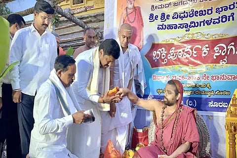 ಸೊರಬಕ್ಕೆ ಆಗಮಿಸಿದ್ದ ಶೃಂಗೇರಿ ಕಿರಿಯ ಜಗದ್ಗುರು ಶ್ರೀ ವಿಧುಶೇಖರ ಭಾರತೀ ಸ್ವಾಮೀಜಿ ಅವರಿಂದ ಸಂಸದ ಬಿ.ವೈ.ರಾಘವೇಂದ್ರ ಆಶೀರ್ವಾದ ಪಡೆದರು.