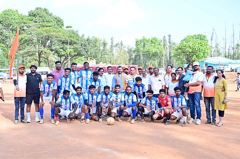 ಸೋಮವಾರಪೇಟೆ ತಾಲೂಕಿನ ಗೌಡಳ್ಳಿ ನಡೆದ ಹಿಂದು ಕಪ್ ಫುಟ್ಭಾಲ್ ಪ್ರಶಸ್ತಿಯನ್ನು ಪಡೆದ ಗೌಡಳ್ಳಿ ಎಫ್‌ಸಿ ತಂಡ.