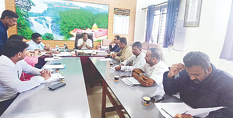 ಸೋಮವಾರಪೇಟೆ ತಾಲೂಕು ಕಚೇರಿಯಲ್ಲಿ ಆಯೋಜಿಸಿದ್ದ ಸಭೆಯಲ್ಲಿ ತಹಸೀಲ್ದಾರ್ ಕೃಷ್ಣಮೂರ್ತಿ ಮಾತನಾಡಿದರು. ಮಹೇಶ್, ಸುನಿಲ್, ಕೃಷ್ಣಪ್ರಸಾದ್, ಲೋಹಿತ್ ಇದ್ದರು.