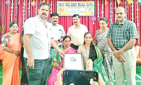 ಶೃಂಗೇರಿ ಸರ್ಕಾರಿ ಪದವಿ ಪೂರ್ವ ಕಾಲೇಜಿನಲ್ಲಿ ವಿದ್ಯಾರ್ಥಿನಿ ಆಶ್ವಿತಾ ಮತ್ತು ತಾಯಿಯನ್ನು ಗೌರವಿಸಲಾಯಿತು. ಎಚ್.ಕೆ.ಸುಬ್ರಹ್ಮಣ್ಯ, ಪ್ರಕಾಶ್, ವಾಸುದೇವ್, ವೀಣಾ, ಮಾನಸಾ, ಶೋಭಾ ಇತರರಿದ್ದರು. 