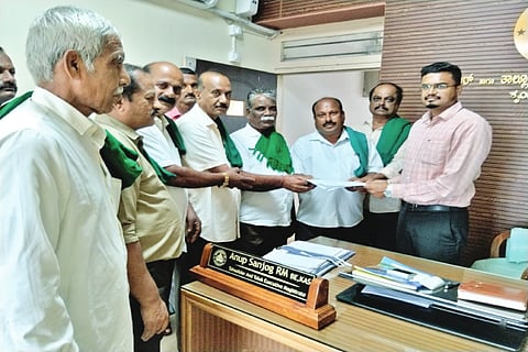 ರೈತರ ವಿವಿಧ ಬೇಡಿಕೆ ಈಡೇರಿಸುವಂತೆ ಒತ್ತಾಯಿಸಿ ತಾಲೂಕು ರೈತ ಸಂಘದ ಸದಸ್ಯರು  ತಾಲೂಕು ಕಚೇರಿಯಲ್ಲಿ ತಹಸೀಲ್ದಾರ್ ಅನುಪ್ ಸಂಜೋಗ್‌ಗೆ ಮನವಿ ಸಲ್ಲಿಸಿದರು. 