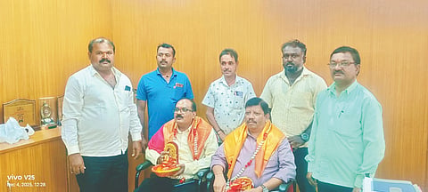 ಶಿರಾಳಕೊಪ್ಪ-ಮಂಗಳೂರು ಬಸ್ ಸಂಚಾರ ಆರಂಭಿಸಿದ ಹಿನ್ನೆಲೆಯಲ್ಲಿ ವಾಯವ್ಯ ಸಾರಿಗೆ ಅಧಿಕಾರಿಗಳಾದ ವಿಜಯಕುಮಾರ್ ಹಾಗೂ ಅಶೋಕ್ ಪಾಟೀಲ್ ಅವರನ್ನು ಸನ್ಮಾನಿಸಲಾಯಿತು. ನಾಗಭೂಷಣ್ ಸ್ವಾಮಿ, ಕೆ.ನಾಗರಾಜ್, ಶಶಿಧರ್, ಶಶಿಕುಮಾರ್, ಪ್ರಶಾಂತ್ ಇತರರಿದ್ದರು.