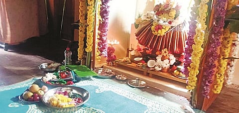 ದೇವಿಯನ್ನು ಅಲಂಕರಿಸಿರುವುದು