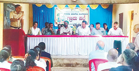 ಸುಂಟಿಕೊಪ್ಪ ಸಮೀಪದ ಕಾನ್‌ಬೈಲ್ ಸರಕಾರಿ ಹಿರಿಯ ಪ್ರಾಥಮಿಕ ಶಾಲೆ ಸಭಾಂಗಣದಲ್ಲಿ ಆಯೋಜಿಸಿದ್ದ ನಾಕೂರು ಶಿರಂಗಾಲ ಗ್ರಾಪಂನ ಗ್ರಾಮಸಭೆಯಲ್ಲಿ ಸುಂಟಿಕೊಪ್ಪ ಪೊಲೀಸ್ ಠಾಣಾಧಿಕಾರಿ ಮೋಹನ್‌ರಾಜ್ ಮಾತನಾಡಿದರು. ಬಿ.ಇ.ಸತೀಶ್, ಬಿ.ಜಿ. ರಮೇಶ್, ಎ.ಎಂ.ಕೊಳೆಂಬೆ ಸುಭಾಷ್, ರಾಧಾ ಮಣಿ, ಸೀತೆ, ಪ್ರೇಮಾ ಮತ್ತು ಅರುಣಾಕುಮಾರಿ, ಆಸ್ಮಾ ಇತರರು ಇದ್ದರು.