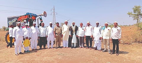 ಚಿಕ್ಕುಂಬಿ ಗ್ರಾಮದಲ್ಲಿ ರಂಜಾನ್ ಹಬ್ಬದ ಅಂಗವಾಗಿ ಮುಸ್ಲಿಂ ಸಮುದಾಯದವರು ಪರಸ್ಪರ ಹಬ್ಬದ ಶುಭಾಶಯ ವಿನಿಮಯ ಮಾಡಿಕೊಂಡರು. ಮೊಹಮ್ಮಅಲಿ ದೊಡ್ಡಮನಿ, ಮಕ್ತುಸಾಬ್ ದೊಡ್ಡಮನಿ ಇತರರಿದ್ದರು.