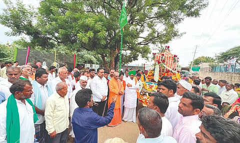 ಚಿಕ್ಕುಂಬಿ ಗ್ರಾಮದಲ್ಲಿ ಜಗದ್ಗುರು ಅಜಾತ ನಾಗಲಿಂಗ ಸ್ವಾಮೀಜಿ ಪಲ್ಲಕ್ಕಿ ಉತ್ಸವ ಜರುಗಿತು. ಅಭಿನವ ನಾಗಲಿಂಗ ಸ್ವಾಮೀಜಿ, ಶಿವಾನಂದ ಸ್ವಾಮೀಜಿ, ಮಾತೋಶ್ರೀ ಶಿವಯೋಗಿ ತಾಯಿ, ರಾಹುಲ ಸಂಗ್ರೇಶ  ಇತರರಿದ್ದರು.