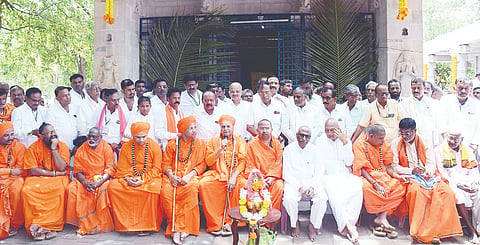 ನಂದಿಪುರದಲ್ಲಿ ಶನಿವಾರ ನಡೆದ ಧರ್ಮ ಸಭೆಯಲ್ಲಿ ಮರಿಯಮ್ಮನಹಳ್ಳಿಯ ಶ್ರೀ ಮಲ್ಲಿಕಾರ್ಜುನ ಶಿವಚಾರ್ಯರು ಮಾತನಾಡಿದರು. ಉತ್ತಂಗಿ ಮಠದ ಸೋಮಶಂಕರ ಸ್ವಾಮೀಜಿ, ಹಂಪಸಾಗರದ ಶಿವಲಿಂಗ ಶಿವಾಚಾರ್ಯರು, ಕೊಟ್ಟೂರಿನ ಡಾ.ಸಿದ್ದಲಿಂಗ ಶಿವಾಚಾರ್ಯರು, ಹಾಲಸ್ವಮಿ ಮಠದ ಹಾಲಸಿದ್ದೇಶ್ವರ ಸ್ವಾಮೀಜಿ ಮತ್ತಿತರರಿದ್ದರು.