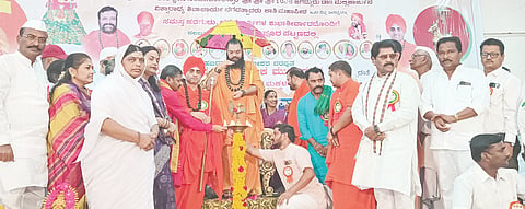 ಅಫಜಲಪುರದಲ್ಲಿ ಆಯೋಜಿಸಿದ್ದ ಉಚಿತ ಸಾಮೂಹಿಕ ವಿವಾಹ ಸಮಾರಂಭವನ್ನು ಕಾಶಿ ಜಗದ್ಗುರು ಶ್ರೀ ಡಾ.ಮಲ್ಲಿಕಾರ್ಜುನ ವಿಶ್ವಾರಾಧ್ಯ ಶಿವಾಚಾರ್ಯರು ಉದ್ಘಾಟಿಸಿದರು. ಹಜರತ್​ ದಾವಲ್​ಮಲೀಕ್​ ಮಲ್ಲಿಕಾರ್ಜುನ ಮುತ್ಯಾ, ಶ್ರೀ ವಿಶ್ವಾರಾಧ್ಯ ಮಳೇಂದ್ರ ಶಿವಾಚಾರ್ಯ, ಶ್ರೀ ಶ್ರೀಕಂಠ ಶಿವಾಚಾರ್ಯ, ಶ್ರೀ ಕೈಲಾಸಲಿಂಗ ಶಿವಾಚಾರ್ಯ, ಶ್ರೀ ಮರುಳಾರಾಧ್ಯ ಶಿವಾಚಾರ್ಯ, ಮಾಲೀಕಯ್ಯ ಗುತ್ತೇದಾರ್​, ಜ್ಯೋತಿ ಪಾಟೀಲ್​ ಇದ್ದರು.