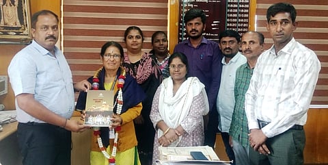 ಕೇಂದ್ರ ಸರ್ಕಾರ ಕೈಗೊಂಡಿರುವ ಜನಗಣತಿ ಕಾರ್ಯವನ್ನು ತ್ವರಿತಗಾಗಿ ಪೂರ್ಣಗೊಳಿಸಿದ ಶಿಕ್ಷಕಿ ಭಾರತಿ ಅವರನ್ನು ರಾಮನಗರ ನಗರಸಭೆಯಿಂದ ಅಭಿನಂದಿಸಲಾಯಿತು. ಪೌರಾಯುಕ್ತ ಡಾ.ಜಯಣ್ಣ, ಕಂದಾಯ ನಿರೀಕ್ಷಕ ನಾಗರಾಜು ಮುಂತಾದವರು ಇದ್ದರು. 