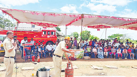  ಕೆ.ಆರ್.ಸಾಗರದ ಕೆ.ಇ.ಆರ್.ಎಸ್ ಆವರಣದಲ್ಲಿನ ಹೆಲಿಪ್ಯಾಡ್ ಬಳಿ ಬೆಂಕಿ ಅವಘಡದ ಬಗ್ಗೆ ಪ್ರಾತ್ಯಕ್ಷಿಕೆ ನಡೆಯಿತು. ಅಗ್ನಿ ಶಾಮಕ ಸಿಬ್ಬಂದಿ, ಗ್ರಾ.ಪಂ ಅಭಿವೃದ್ಧಿ ಅಧಿಕಾರಿಗಳಾದ ಶ್ರೀನಿವಾಸ್, ಬಸವರಾಜು, ಕುಳ್ಳೇಗೌಡ, ಶಶಿಕಲಾ, ಗ್ರಾ.ಪಂ ಸಿಬ್ಬಂದಿ, ಶಾಲಾ ಶಿಕ್ಷಕರು ಇತರರು ಇದ್ದರು.