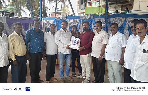 ಕಾಂಗ್ರೆಸ್ ಕಾರ್ಯಕರ್ತರು ಮತ್ತು ರಮೇಶ್ ಬಂಡಿಸಿದ್ದೇಗೌಡ ಅಭಿಮಾನಿ ಬಳಗದ ವತಿಯಿಂದ ಕೆ.ಆರ್.ಸಾಗರದಲ್ಲಿ ಶಾಸಕ ರಮೇಶ ಬಂಡಿಸಿದ್ದೇಗೌಡ ಅವರ ಹುಟ್ಟು ಹಬ್ಬದ ಅಂಗವಾಗಿ ಆಟೋಚಾಲಕರಿಗೆ ಆಹಾರ ಕಿಟ್ ವಿತರಣೆ ಮಾಡಲಾಯಿತು. ಎಂ.ಬಿ.ಕುಮಾರ್, ವೆಂಕಟೇಶ್, ಜಗದೀಪ್ ಸಿಂಗ್, ಸುನೀಲ್ ಇದ್ದರು.