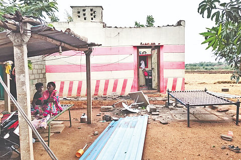 ಗುರುವಾರ ರಾತ್ರಿ ಗುಡುಗು&ಮಿಶ್ರಿತ ಭಾರಿ ಮಳೆಗಾಳಿಗೆ ಕಕ್ಕೇರಾ ತಾಂಡಾ ಬಳಿಯ ನಿವಾಸಿಗಳ ಮನೆಯ ಶೆಡ್​ನ ಪತ್ರಾಸ್​ಗಳು ಹಾರಿಹೋಗಿರುವುದು.