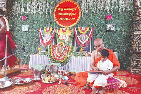 ಹುಲಿಕೆರೆ ಗ್ರಾಮದ ಕೆ.ಆರ್.ಸಾಗರ ರಸ್ತೆಯಲ್ಲಿರುವ ಬಿ.ಜಿ.ಎಸ್.ಬಾಲಜಗತ್ ಶಾಲೆಯಲ್ಲಿ ಸೋಮವಾರ ಮಕ್ಕಳಿಗೆ ಶ್ರೀ ಸೋಮೇಶ್ವರನಾಥ ಸ್ವಾಮಿಜಿ ಅಕ್ಷರಭ್ಯಾಸ ಮಾಡಿಸಿದರು.