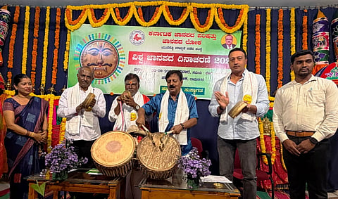 ರಾಮನಗರದ ಜಾನಪದ ಲೋಕದಲ್ಲಿ ಹಮ್ಮಿಕೊಂಡಿದ್ದ ವಿಶ್ವ ಜಾನಪದ ದಿನಾಚರಣೆಯನ್ನು ನಗಾರಿ ಬಾರಿಸುವ ಮೂಲಕ ಸಾಹಿತಿ ಡಾ.ಬೈರಮಂಗಲ ರಾಮೇಗೌಡ ಉದ್ಘಾಟಿಸಿದರು. ಜನಪದ ಹಾಡುಗಾರ ಡಾ.ಮಳವಳ್ಳಿ ಮಹದೇವಸ್ವಾಮಿ, ಪರಿಷತ್ ಅಧ್ಯಕ್ಷ ಪ್ರೊ.ಹಿ.ಚಿ.ಬೋರಲಿಂಗಯ್ಯ, ಮ್ಯಾನೇಜಿಂಗ್ ಟ್ರಸ್ಟಿ ಆದಿತ್ಯ ನಂಜರಾಜ್ ಇದ್ದರು.