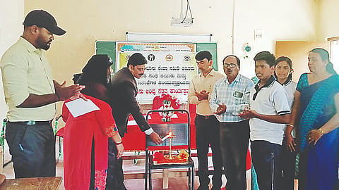 ಆಲೂರು ತಾಲೂಕಿನ ಪಾಳ್ಯ ಹೋಬಳಿ ಚಿಕ್ಕಕಣಗಾಲು ಗ್ರಾಮದಲ್ಲಿರುವ ಸರ್ಕಾರಿ ಪ್ರೌಢಶಾಲೆಯಲ್ಲಿ ತಾಲೂಕು ಕಾನೂನು ಸೇವಾ ಸಮಿತಿ ವತಿಯಿಂದ ಆಯೋಜಿಸಿದ್ದ ಕಾನೂನು ಅರಿವು  ಕಾರ್ಯಕ್ರಮವನ್ನು ತಾಲೂಕು ವಕೀಲರ ಸಂಘದ ಅಧ್ಯಕ್ಷ ಎಂ.ಎಸ್ ಮಹೇಶ್ ಉದ್ಘಾಟಿಸಿ ಮಾತನಾಡಿದರು. ಪ್ರಭಾರ ಮುಖ್ಯ ಶಿಕ್ಷಕ ಕೆ.ಆರ್ ರಘು, ಶಿಕ್ಷಕರಾದ ಭವಾನಿ, ಜಿ.ಕೆ ನಾಗರಾಜ್, ಎಂ.ಡಿ ಯೋಗೇಶ್ ಇದ್ದರು. 