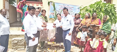 ಶಹಾಬಾದ್​ ತಾಲೂಕಿನ ಅಲ್ದಿಹಾಳದಲ್ಲಿ ಜೆಜೆಎಂ ಯೋಜನೆಯಡಿ ನಿರಂತರ ನೀರು ಸರಬರಾಜು ಯೋಜನೆ  ದಾಖಲೆಗಳನ್ನು ಸಹಾಯಕ ಕಾರ್ಯಪಾಲಕ ಅಭಿಯಂತ ರಾಜಕುಮಾರ ಅಕ್ಕಿ ಅವರು ಗ್ರಾಪಂ ಅಧಿಕಾರಿಗಳಿಗೆ ಹಸ್ತಾಂತರಿಸಿದರು. ಡಾ.ನಂದಕುಮಾರ ತಾಂದಳೆ, ಯೋಗೇಶ್ವರಿ ಇತರರಿದ್ದರು.