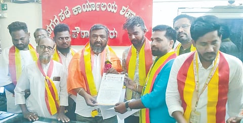 ವಾಣಿಜ್ಯ ಮಳಿಗೆ, ಅಂಗಡಿಗಳ ಮೇಲೆ ಕನ್ನಡ ನಾಮಫಲಕ ಕಡ್ಡಾಯವಾಗಿ ಅಳವಡಿಸಲು ಕ್ರಮ ಕೈಗೊಳ್ಳಬೇಕು ಎಂದು ಆಗ್ರಹಿಸಿ ಶಹಾಬಾದ್​ನಲ್ಲಿ ಕರವೇ(ಶೆಟ್ಟಿ) ಕಾರ್ಯಕರ್ತರು ಪೌರಾಯುಕ್ತ ಫಕ್ರೋದ್ದಿನ್​ ಅವರಿಗೆ ಮನವಿಪತ್ರ ಸಲ್ಲಿಸಿದರು. ವಿಶ್ವರಾಜ ಫಿರೋಜಾಬಾದ್​, ಲಿಂಗರಾಜ ಕಮರಡಗಿ, ಶರಣು ತಳವಾತ ಇತರರಿದ್ದರು.