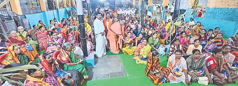 ಚಿತ್ತಾಪುರದ ಅಕ್ಕಮಹಾದೇವಿ ದೇವಸ್ಥಾನದಲ್ಲಿ ಶುಕ್ರವಾರ ಮುತೆದೆಯರಿಗೆ ಉಡಿತುಂಬುವ ಕಾರ್ಯಕ್ರಮ ನಡೆಯಿತು. ಶ್ರೀ ಸೋಮಶೇಖರ ಶಿವಾಚಾರ್ಯ, ಶ್ರೀ ಬಸವಲಿಂಗ ಶಿವಾಚಾರ್ಯ, ಶ್ರೀ ಶಿವಶಂಕರ ಶಿವಾಚಾರ್ಯ ಇತರರಿದ್ದರು.