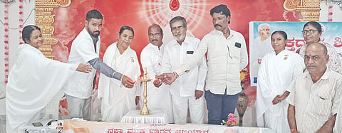 ಚಿತ್ತಾಪುರದಲ್ಲಿ ಹಮ್ಮಿಕೊಂಡಿದ್ದ ರಕ್ತದಾನ ಅಭಿಯಾನವನ್ನು ನಿವೃತ್ತ ಸರ್ಕಾರಿ ನೌಕರ ಸಂದ ತಾಲೂಕು ಅಧ್ಯಕ್ಷ ರೇವಣಸಿದ್ದಪ್ಪ ರೋಣದ ಉದ್ಘಾಟಿಸಿದರು. ಕಾಶಿರಾಯ ಕಲಾಲ್​, ಬಿಕೆ ಗಿರಿಜಾ, ಬಿಕೆ ವಿದ್ಯಾ, ವಿಶ್ವನಾಥ ಸಾಲಿ ಇತರರಿದ್ದರು. 