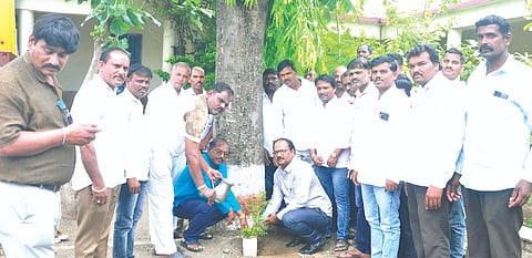 ಕಡಗಂಚಿಯಲ್ಲಿ ಮಂಗಳವಾರ ಹಮ್ಮಿಕೊಂಡಿದ್ದ ಗುರುವಂದನೆ ಕಾರ್ಯಕ್ರಮವನ್ನು ಸಸಿ ನೆಟ್ಟು ನೀರುಣಿಸುವ ಮೂಲಕ ಉದ್ಘಾಟಿಸಲಾಯಿತು. ಧರ್ಮಣ್ಣ ಧನ್ನಿ, ಲಿಂಗರಾಜ ಪಾಟೀಲ್​, ಚಂದ್ರಕಲಾ, ಕರಬಸಪ್ಪ ಭುಸನೂರ, ಶರಣಬಸಪ್ಪ ನರೋಣಿ, ಬಾಬುರಾವ ಹೊಸಕುರುಬ ಇತರರಿದ್ದರು.