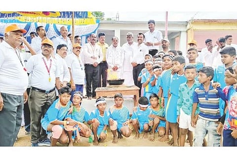 ಬೋಚನಹಳ್ಳಿ ಸರ್ಕಾರಿ ಮಾದರಿ ಹಿರಿಯ ಪ್ರಾಥಮಿಕ ಶಾಲೆಯಲ್ಲಿ  ಪ್ರಾಥಮಿಕ ಶಾಲೆಗಳ ಕ್ರೀಡಾಕೂಟಕ್ಕೆ ಬಿಇಒ ಶೇಖರ ಹೊರಪೇಟೆ ಚಾಲನೆ ನೀಡಿದರು. ಅಕ್ಷರ ದಾಸೋಹ ಸಹ ನಿರ್ದೇಶಕ ಎಸ್.ಬಿ.ಕುರಿ, ಇಸಿಒ ಮಹಾದೇವಪ್ಪ, ಜಿಲ್ಲಾ ಶಿಸಂ ಕಾರ್ಯದರ್ಶಿ ಹನುಮಂತಪ್ಪ ಕುರಿ, ತಾಲೂಕು ಸಂಘದ ನಿರ್ದೇಶಕ ರಮೇಶ, ಗುರುಸ್ವಾಮಿ, ಮಲ್ಲಪ್ಪ, ಜಿಲ್ಲಾ ದೈಹಿಕ ಶಿಕ್ಷಕರ ಸಂಘದ ಅಧ್ಯಕ್ಷ ವಿರೂಪಾಕ್ಷಪ್ಪ ಬಾಗೋಡಿ, ತಾಲೂಕು ಅಧ್ಯಕ್ಷ ಅಶೋಕ ಅಲ್ಲೀಪುರ ಇತರರಿದ್ದರು.