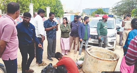 ಹೆಬ್ಬಗೋಡಿ ನಗರಸಭೆ ವ್ಯಾಪ್ತಿಯಲ್ಲಿ ಬೀದಿಬದಿ ಕಸ ಹಾಕುವವರಿಗೆ ಅಧಿಕಾರಿಗಳು ದಂಡ ವಿಧಿಸಿದರು.