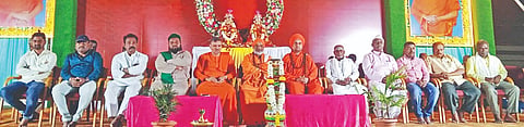ಅಣ್ಣಿಗೇರಿಯಲ್ಲಿ ಆಯೋಜಿಸಿದ್ದ ರುದ್ರಮುನೀಶ್ವರ ದಾಸೋಹ ಮಠದ ಲಿಂ. ರುದ್ರಮುನೀಶ್ವರ ಶ್ರೀಗಳ 62ನೇ ಪುಣ್ಯಸ್ಮರಣೋತ್ಸವ ಹಾಗೂ ಜಾತ್ರೋತ್ಸವದಲ್ಲಿ ಮಲ್ಲಸಮುದ್ರದ ಫಕೀರ ಸಿದ್ಧರಾಮ ಸ್ವಾಮೀಜಿ ಆಶೀರ್ವಚನ ನೀಡಿದರು. ಷಣ್ಮುಖಪ್ಪಜ್ಜ, ಅಭಿನವ ಪಂಚಾಕ್ಷರ ಮಹಾಸ್ವಾಮೀಜಿ, ಸಯ್ಯದ್ ಹುಸೇನ್ ಖಾದ್ರಿ, ಪ್ರಕಾಶ ಅಂಗಡಿ, ಇತರರಿದ್ದರು.