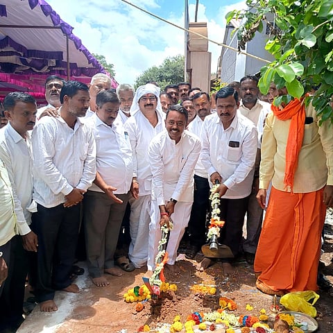ಬಾದಾಮಿ ನಗರದಲ್ಲಿ 16 ಕೋಟಿ ರೂ. ವೆಚ್ಚದಲ್ಲಿ ನೂತನ ಹೈಟೆಕ್ ಬಸ್ ನಿಲ್ದಾಣದ ಕಾಮಗಾರಿಗೆ  ಶಾಸಕ ಭೀಮಸೇನ ಚಿಮ್ಮನಕಟ್ಟಿ ಅಡಿಗಲ್ಲು ಭೂಮಿಪೂಜೆ ನೆರವೇರಿಸಿದರು. ಈರಣ್ಣ ಕರಿಗೌಡರ, ಅಶೋಕ ಕೋಟನಕರ, ಶಿವುಕುಮಾರ ಹಿರೇಮಠ ಇತರರಿದ್ದರು.