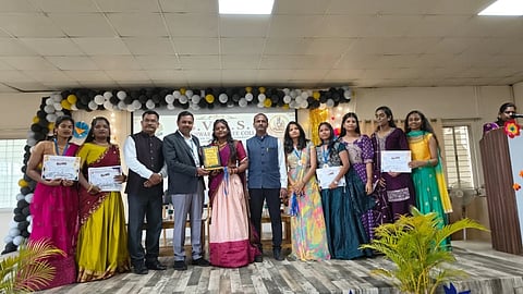  22 ಬಿಡದಿ 4 ತಿಮ್ಮೇಗೌಡನದೊಡ್ಡಿ ಬಸವೇಶ್ವರ ಪದವಿ ಕಾಲೇಜು ವಾಷಿಕೋತ್ಸವದಲ್ಲಿ ಡಾ.ಸಂತೋಷ ಎಂ.ಮುರನಾಳ ಅವರು ವಿದ್ಯಾರ್ಥಿಗಳಿಗೆ ಪ್ರಶಸ್ತಿ ವಿತರಿಸಿದರು. ಡಾ.ರಾಜೇಶ್ ಬಿ., ಪ್ರೊ.ಕರಿರಾಮಕೃಷ್ಣ ಇದ್ದರು.