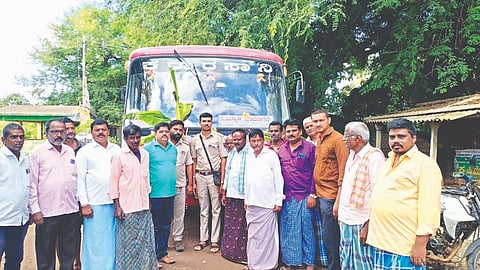  ಹೆಚ್ಚುವರಿ ಬಸ್ ಸೇವೆ ಆರಂಭವಾದ ಹಿನ್ನೆಲೆಯಲ್ಲಿ ಕೋಟೆಹಾಳ್ ಗ್ರಾಮದಲ್ಲಿ ಸ್ಥಳೀಯರು ಬಸ್ಸಿಗೆ ಪೂಜೆ ಸಲ್ಲಿಸಿದರು. ಮಾರುತಿ ಕೆ.ಎನ್, ಮಾಜಿ ಗ್ರಾಪಂ ಅಧ್ಯಕ್ಷ ತಿಪ್ಪೇಶ್ ಎಂ.ಎಚ್, ರವಿಕುಮಾರ್, ಮಹಾಬಲೇಶ್, ಚಂದ್ರಶೇಖರ್, ರಾಜಪ್ಪ, ಸಂತೋಷ್ ಇತರರಿದ್ದರು. Bus