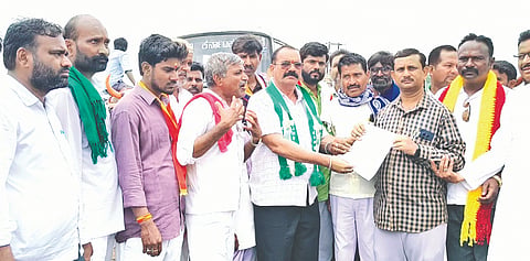 ಕಲಬುರಗಿ ಬರ ಪೀಡಿತ ಪ್ರದೇಶ ಘೋಷಿಸುವಂತೆ ಆಗ್ರಹಿಸಿ ಚಿಂಚೋಳಿಯಲ್ಲಿ ವಿವಿಧ ಸಂಟನೆಗಳಿಂದ ಪ್ರತಿಭಟನೆ ನಡೆಸಿ ಗ್ರೇಡ್​&2 ತಹಸೀಲ್ದಾರ್​ ವೆಂಕಟೇಶ ದುಗ್ಗನ್​ ಅವರಿಗೆ ಮನವಿಪತ್ರ ಸಲ್ಲಿಸಲಾಯಿತು. ಶರಣಬಸಪ್ಪ ಮಮಶೆಟ್ಟಿ, ಕಾಶಿನಾಧ ಶಿಂಧೆ, ರವಿಶಂಕರ ರೆಡ್ಡಿ, ವೀರಣ್ಣ ಗಂಗಣ್ಣಿ, ವಿಠ್ಠಲ ಕುಸಾಳೆ, ಮಾರುತಿ ಗಂಜಗೇರಿ ಇತರರಿದ್ದರು. === ಜೆಡಿಎಸ್​ ತಾಲೂಕು ಅಧ್ಯಕ್ಷ ರವಿಶಂಕರರೆಡ್ಡಿ ಮುತ್ತಂಗಿ ಆಕ್ರೋಶ > ಚಿಂಚೋಳಿಯಲ್ಲಿ ವಿವಿಧ ಸಂಘಟನೆಗಳಿಂದ ಹೋರಾಟ ಬರಪೀಡಿತ ಘೋಷಿಸಿ, ಸೂಕ್ತ ಪರಿಹಾರ ನೀಡಿ ವಿಜಯವಾಣಿ ಸುದ್ದಿಜಾಲ ಚಿಂಚೋಳಿ ಮುಂಗಾರು ಕೈಕೊಟ್ಟಿದ್ದು, ರೈತರು ಸಂಕಷ್ಟಕ್ಕೆ ಸಿಲುಕಿದ್ದಾರೆ. ಕೂಡಲೇ ಸರ್ಕಾರ ಬರ ೂಷಣೆ ಮಾಡಿ ಪರಿಹಾರ ವಿತರಣೆಗೆ ಮುಂದಾಗಬೇಕು ಎಂದು ಜೆಡಿಎಸ್​ ತಾಲೂಕು ಅಧ್ಯಕ್ಷ ರವಿಶಂಕರರೆಡ್ಡಿ ಮುತ್ತಂಗಿ ಆಗ್ರಹಿಸಿದರು.