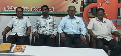 ಚನ್ನಪಟ್ಟಣದ ವಿವೇಕಾನಂದನಗರದ ಚಾನಲ್​ ರಸ್ತೆಯಲ್ಲಿರುವ ಭಾರತ ವಿಕಾಸ ಪರಿಷತ್​ ಕಚೇರಿಯಲ್ಲಿ ಭಾವಿಪ ಪದಾಧಿಕಾರಿಗಳಾದ ಆಯ್ಕೆ ಸಭೆ ನಡೆಯಿತು. ಅಧ್ಯ ಪುಟ್ಟಸ್ವಾಮಿಗೌಡ, ಕಾರ್ಯದರ್ಶಿ ಯೋಗೇಶ್​ ಚಕ್ಕೆರೆ, ಖಜಾಂಚಿ ವಿ.ಟಿ.ರಮೇಶ್​ ಸೇರಿದಂತೆ ಹಲವರು ಇದ್ದರು.