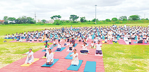 ಚನ್ನರಾಯಪಟ್ಟಣದ ತಾಲೂಕು ಕ್ರೀಡಾಂಗಣದಲ್ಲಿ ತಾಲೂಕು ಕಾನೂನು ಸೇವೆಗಳ ಸಮಿತಿ ವತಿಯಿಂದ ಆಯೋಜಿಸಲಾಗಿದ್ದ ಯೋಗ ದಿನಾಚರಣೆಯಲ್ಲಿ ನ್ಯಾಯಾಧೀಶರು ಸೇರಿದಂತೆ ಶಾಲಾ ಮಕ್ಕಳು ಯೋಗಾಭ್ಯಾಸ ಮಾಡಿದರು.