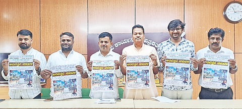 ಚನ್ನರಾಯಪಟ್ಟಣ ತಾಲೂಕು ಆಡಳಿತ ಸೌಧದ ಆವರಣದಲ್ಲಿ ಸ್ಥಾಪಿಸಿರುವ ಸಂವಿಧಾನಶಿಲ್ಪಿ ಡಾ.ಬಿ.ಆರ್. ಅಂಬೇಡ್ಕರ್ ಪ್ರತಿಮೆ ಉದ್ಘಾಟನೆಗೆ ಒತ್ತಾಯಿಸಿ ತಾಲೂಕು ಬಿಜೆಪಿ ಮುಖಂಡ ನಂಜುಂಡ ಮೈಮ್ ಸೇರಿದಂತೆ ಬಿಜೆಪಿ ಮುಖಂಡರು ಅರಬೆತ್ತಲೆ ಚಳವಳಿಯ ಬಿತ್ತಿ ಪತ್ರ ಬಿಡುಗಡೆ ಮಾಡಿದರು. 