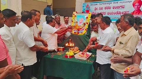 ಚನ್ನರಾಯಪಟ್ಟಣದ ತಾಲೂಕು ಕಚೇರಿ ಆವರಣದಲ್ಲಿ ಬುಧವಾರ ಆಯೋಜಿಸಲಾಗಿದ್ದ ಶ್ರೀ ನಿಜಶರಣ ಅಂಬಿಗರ ಚೌಡಯ್ಯನವರ ಜಯಂತೋತ್ಸವ ಕಾರ್ಯಕ್ರಮದಲ್ಲಿ ಅವರ ಭಾವಚಿತ್ರಕ್ಕೆ ಶಾಸಕ ಸಿ.ಎನ್.ಬಾಲಕೃಷ್ಣ ಪುಷ್ಪಾರ್ಚನೆ ಮಾಡಿದರು.  ಸಿ.ಜಿ.ಕುಮಾರ್, ಪವನ್, ಕಬ್ಬಾಳು ಮಹೇಶ್, ಬೋರಣ್ಣ, ಸಿ.ಟಿ.ಕುಮಾರ್, ಲೋಕೇಶ್ ಇತರರು ಇದ್ದರು.